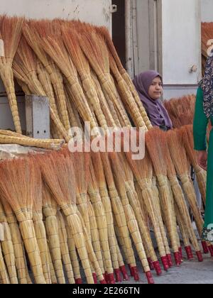 Jayma Bazaar, einer der größten traditionellen Märkte in zentralasien. Stadt Osch im Fergana-Tal nahe der Grenze zu Usbekistan. Asien, Zentralasien Stockfoto