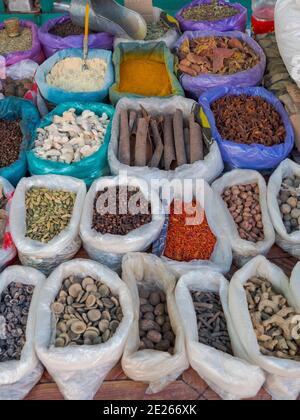 Jayma Bazaar, einer der größten traditionellen Märkte in zentralasien. Stadt Osch im Fergana-Tal nahe der Grenze zu Usbekistan. Asien, Zentralasien Stockfoto