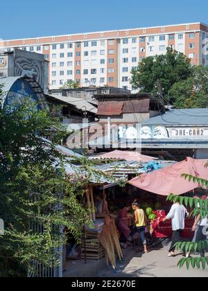 Eintritt zum Jayma Bazaar, einem der größten traditionellen Märkte in zentralasien. Stadt Osch im Fergana-Tal nahe der Grenze zu Usbekistan. Stockfoto