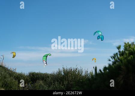 Viele Kitesurfer mit ihren Drachenschirmen in der Luft Am Strand von Tarifa Stockfoto