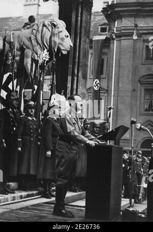 9. November 1934 in München. Der Führer spricht vor der Feldherrnhalle zu den Mitgliedern der Hitlerjugend und des Bundes Deutscher Mädel Stockfoto