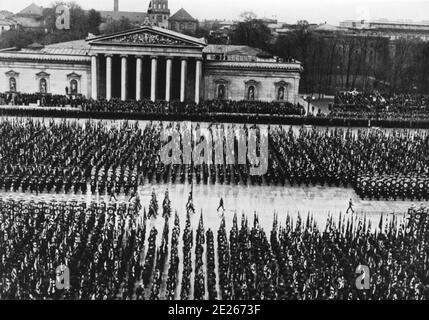 Die Toten der Bewegung vom 9. November 1923 werden in die beiden Ehrentempel auf dem Royal Plaz verlegt. 9. November 1935 in München Stockfoto