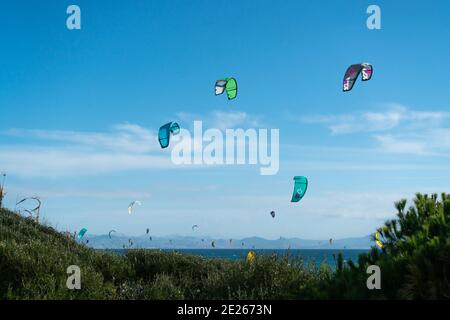 Viele Kitesurfer mit ihren Drachenschirmen in der Luft Am Strand von Tarifa Stockfoto