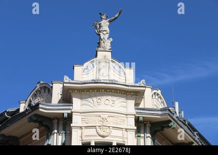 Römischer gott Merkur auf einem 1903 datierten Jugendstil Gebäude in Ljubljana Stockfoto