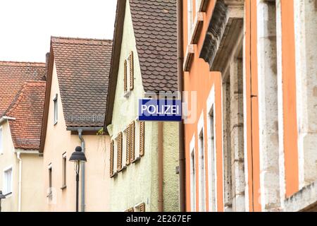 Polizei unterschreibt eine deutsche Polizeibehörde in Hilpoltstein. Das deutsche Wort Polizei bedeutet Polizei Stockfoto