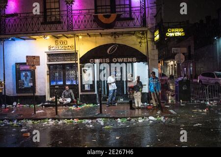 Trash-gefüllte Straßen am späten Abend nach Mardi Gras, New Orleans, Louisiana, USA. Stockfoto