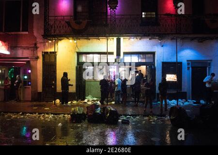 Trash-gefüllte Straßen am späten Abend nach Mardi Gras, New Orleans, Louisiana, USA. Stockfoto