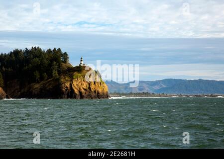 WA19082-00...WASHINGTON - Cape Disappointment Lighthouse mit Blick auf den Columbia River im Cape Disappointment State Park. Stockfoto