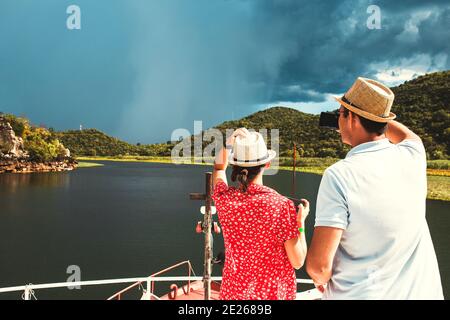 Touristen reisen mit dem Boot entlang des Flusses im Naturschutzgebiet, beobachten Wildtiere - ein Foto zur Erinnerung Stockfoto