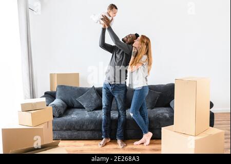 Familie, Umzug, gemischte Rasse Stockfoto