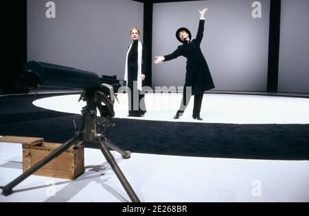 l-r: Maria Friedman (Clara Haber), Sara Kestelman (Fritz Haber) in QUADRATISCHEN RUNDEN von Tony Harrison am Olivier Theater, National Theatre (NT), London SE1 01/10/1992 Musik: Dominic Muldowney Gestaltung: Jocelyn Herbert Kostümtransformationen: Arturo Brachetti Beleuchtung: Mick Hughes Zauberberater: Ali Bongo Choreograph: Lawrence Evans Regie: Tony Harrison Stockfoto