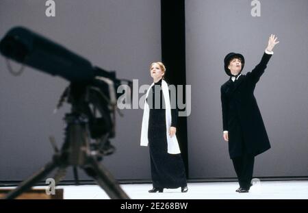 l-r: Maria Friedman (Clara Haber), Sara Kestelman (Fritz Haber) in QUADRATISCHEN RUNDEN von Tony Harrison am Olivier Theater, National Theatre (NT), London SE1 01/10/1992 Musik: Dominic Muldowney Gestaltung: Jocelyn Herbert Kostümtransformationen: Arturo Brachetti Beleuchtung: Mick Hughes Zauberberater: Ali Bongo Choreograph: Lawrence Evans Regie: Tony Harrison Stockfoto