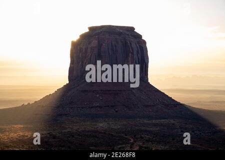 Ikonische Ansicht der Merrick Butte Felsformation Silhouette bei Sonnenaufgang im Monument Valley Navajo Tribal Park, Arizona und Utah, USA Stockfoto