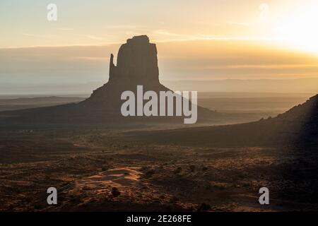 Silhouette der legendären East Mitten Felsformation, die bei Sonnenaufgang im Monument Valley Navajo Tribal Park, Arizona und Utah, USA, umrissen wird Stockfoto