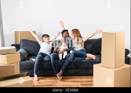 Familie, Umzug, gemischte Rasse Stockfoto