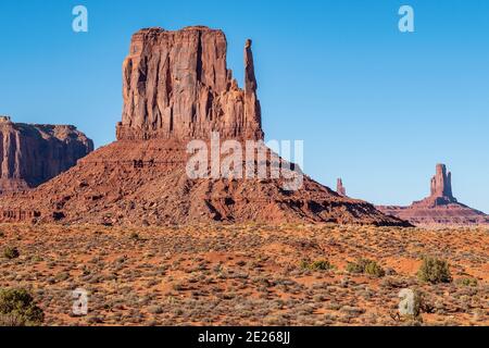 Ikonische Ansicht der West Mitten Butte Felsformation im Monument Valley Navajo Tribal Park, Arizona und Utah, USA Stockfoto