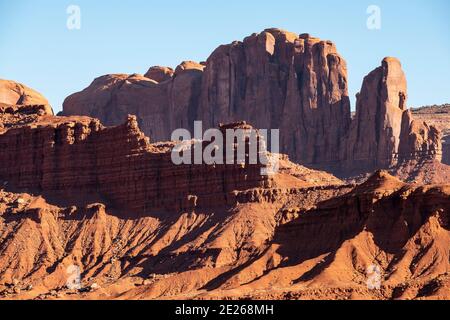 Rote Sandsteinfelsen im Monument Valley Navajo Tribal Park, im Colorado Plateau, Arizona und Utah, USA Stockfoto