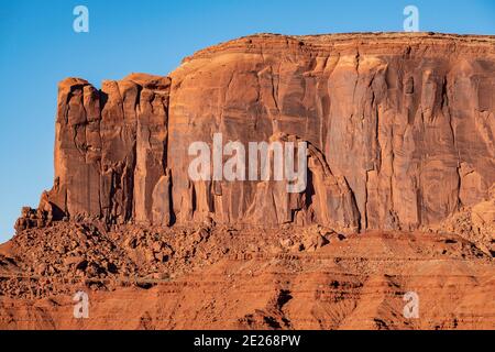 Nahaufnahme der roten Sandsteinfelsen im Monument Valley Navajo Tribal Park, Arizona und Utah, USA. Teil des Colorado Plateaus. Stockfoto