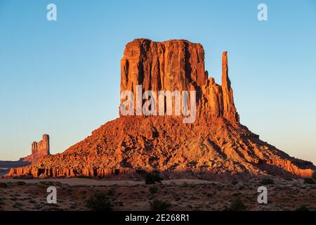 Sonnenuntergang auf der berühmten West Mitten Felsformation im Monument Valley Navajo Tribal Park, Arizona und Utah State Line, USA Stockfoto