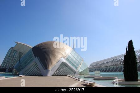 Hemisferische Gebäudeansicht Stadt der Künste und Wissenschaften auf einem Sonniger Tag Moderne Architektur Valencia Spanien Stockfoto