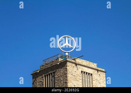 STUTTGART: Der Turm des Stuttgarter Hauptbahnhofs mit dem drehbaren Mercedes-Benz Logo in Stuttgart. Stockfoto