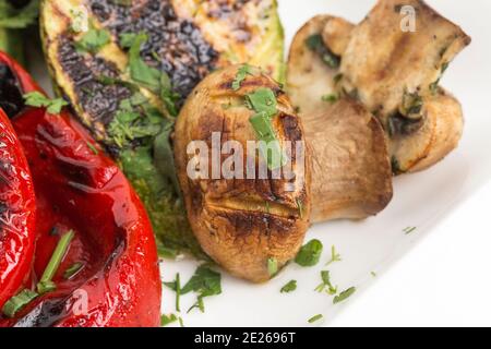 Ein Fragment eines Gemüsegrills auf dem Grill. Dieses Bild kann als Hintergrund verwendet werden. Nahaufnahme. Stockfoto