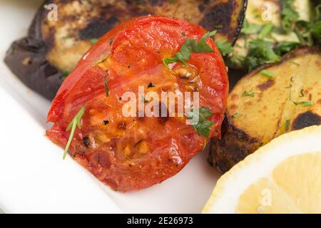 Ein Fragment eines Gemüsegrills auf dem Grill. Dieses Bild kann als Hintergrund verwendet werden. Nahaufnahme. Stockfoto