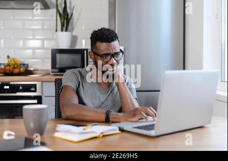 Mann, Unternehmen, Mitarbeiter, Remote-Arbeit Stockfoto