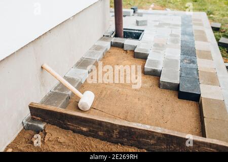 Dekorative robuste Betonfliesen für Gehwege, Terrassen und Hinterhof-Parkplatz - Bürgersteig für den Parkplatz außerhalb des Hauses - Landhausplanung und Archi Stockfoto