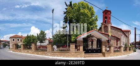 Altes Haus und Kirche im Dorf lakkoma Chalkidiki Griechenland Stockfoto