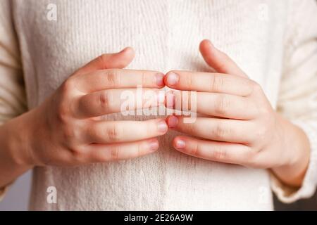 Nahaufnahme sind die Finger eines Kindes, die miteinander verbunden sind. Der Begriff des emotionalen Wohlbefindens, eine Geste der Einheit. Hand-, Nagelpflege. Stockfoto