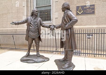 Statue, die Benjamin Franklin und George Washington vor dem Freimaurermuseum und der Bibliothek in Philadelphia, USA darstellt. Stockfoto