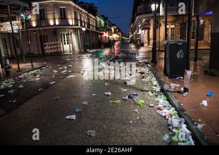 Trash-gefüllte Straßen am späten Abend nach Mardi Gras, New Orleans, Louisiana, USA. Stockfoto