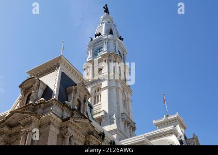 Turm des Philadelphia City Hall in Philadelphia, USA. Das Gemeindegebäude wurde 1901 fertiggestellt und verfügt über einen Turm mit einer Statue von William PE Stockfoto