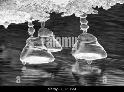 Eiszapfen, die am Eisvorsprung über dem Eagle River im Chugach State Park in Südzentralalaska hängen. Stockfoto