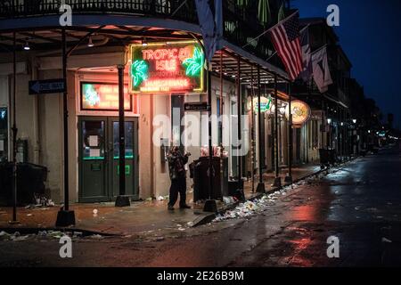 Trash-gefüllte Straßen am späten Abend nach Mardi Gras, New Orleans, Louisiana, USA. Stockfoto