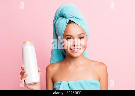 Portrait von ziemlich süß Mädchen tragen blaugrün Handtuch zeigen Dusche Gel isoliert auf pastellrosa Hintergrund Stockfoto