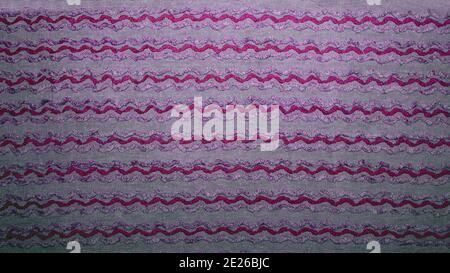 Textur mit welligen Linien in rosa Tönen, abstraktem Hintergrund, Designer Velours Hintergrund und Stoff Textur. Hintergrund für Text und Inschriften. Stockfoto