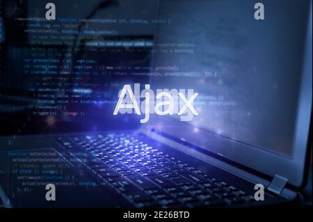Ajax Inschrift gegen Laptop und Code-Hintergrund. Technologiekonzept. Stockfoto