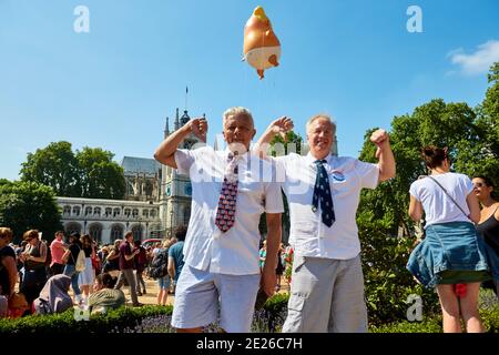 Demonstranten gekleidet als Donald Trump auf dem Parliament Square während einer Offizieller Besuch des US-Präsidenten in London Stockfoto