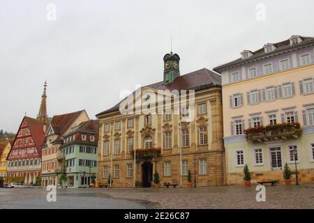 DEUTSCHLAND, ESSLINGEN AM NECKAR, 24. OKTOBER 2017: Das Neue Rathaus am Rathausplatz in Esslingen Stockfoto