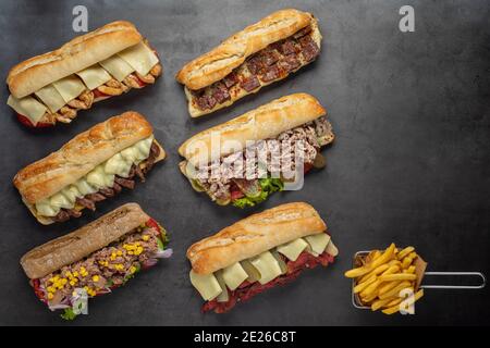 Set von verschiedenen verschiedenen gerösteten Panini Sandwiches auf Stein Hintergrund Stockfoto