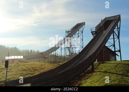 DEUTSCHLAND, BADEN-WÜRTTEMBERG, DEGENFELD, 26. OKTOBER 2017: Degenfeld Skisprungschanzen 'Kaltefeld' Stockfoto