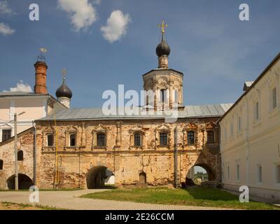 Kirche der Darstellung der Allerheiligsten Theotokos im Tempel und Kirche des Eintritts des Herrn in Jerusalem im Kloster St. Boris und Gleb (Nowotorschski B Stockfoto