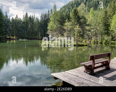 Holzbank und schöner Blick über den Winkelbergsee bei Längenfeld, Tirol, Österreich Stockfoto