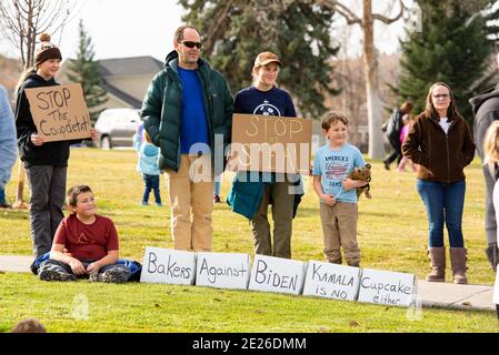 Helena, Montana / 7. November 2020: Demonstranten bei der "Stoppe den Diebstahl"-Kundgebung, Kinder halten Zeichen Präsident wählen Joe Biden und Kamala Harris, Wahl war Stockfoto