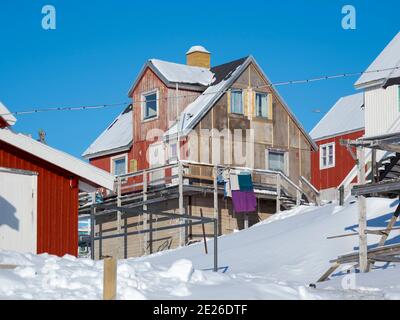 Winter in der Stadt Upernavik im Norden Grönlands am Ufer der Baffin Bay. Amerika, Dänemark, Grönland Stockfoto