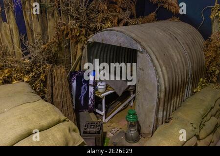 Nachbau eines Gartens Anderson Luftschutzbunker im Army Flying Museum, einem Militärflugmuseum in Stockbridge, Hampshire, Großbritannien. Stockfoto