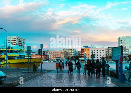 Zadar Kroatien - 29 Dezember 2020: Pier und Gradski meisten Brücke mit Menschen bei Sonnenuntergang. Stockfoto