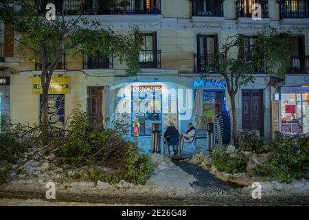 Madrid, Spanien. Januar 2021. (1/11/2021) Mehr als 150,000 Bäume könnten vom Sturm Filomena betroffen sein. Auch Hunderte von zerstörten Fahrzeugen auf den Straßen von Madrid. Der Schnee ist noch auf den Straßenmöbeln und auf den Dächern angesammelt und man muss sehr vorsichtig sein, wenn man auf der Straße geht.nach dem starken Schneefall wurde der Schaden gesehen: Straßen und Alleen mit Tausenden von Trunkenbäumen und gebrochenen Ästen auf dem Boden. In der Fuencarral Straße war die Szene, als ob ein Kataklysmus stattgefunden hätte (Foto von Alberto Sibaja/Pacific Press/Sipa USA) Quelle: SIPA USA/Alamy Live News Stockfoto